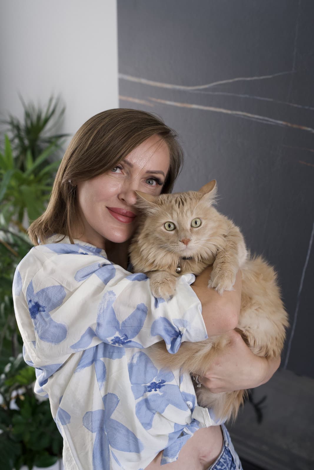 Alina Berez holding her cat